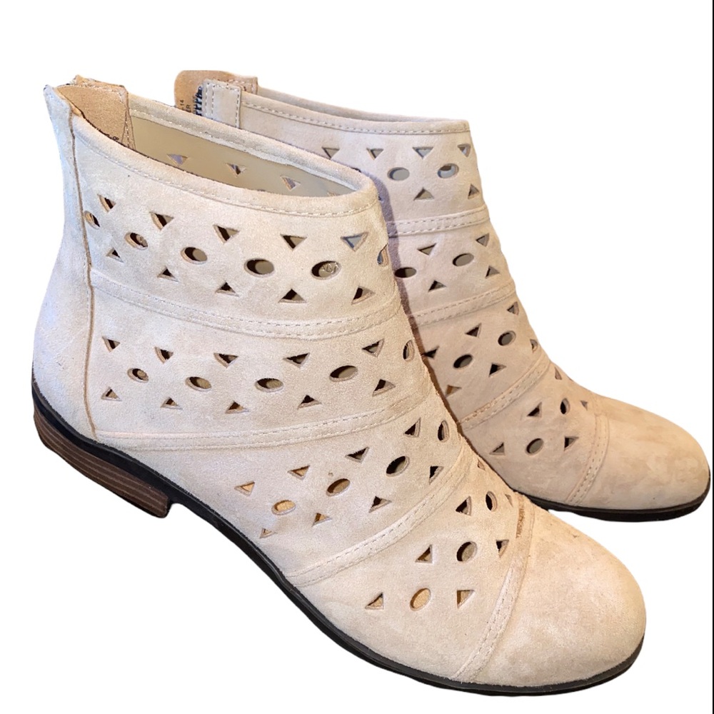 Array Boots Women Size 8.5